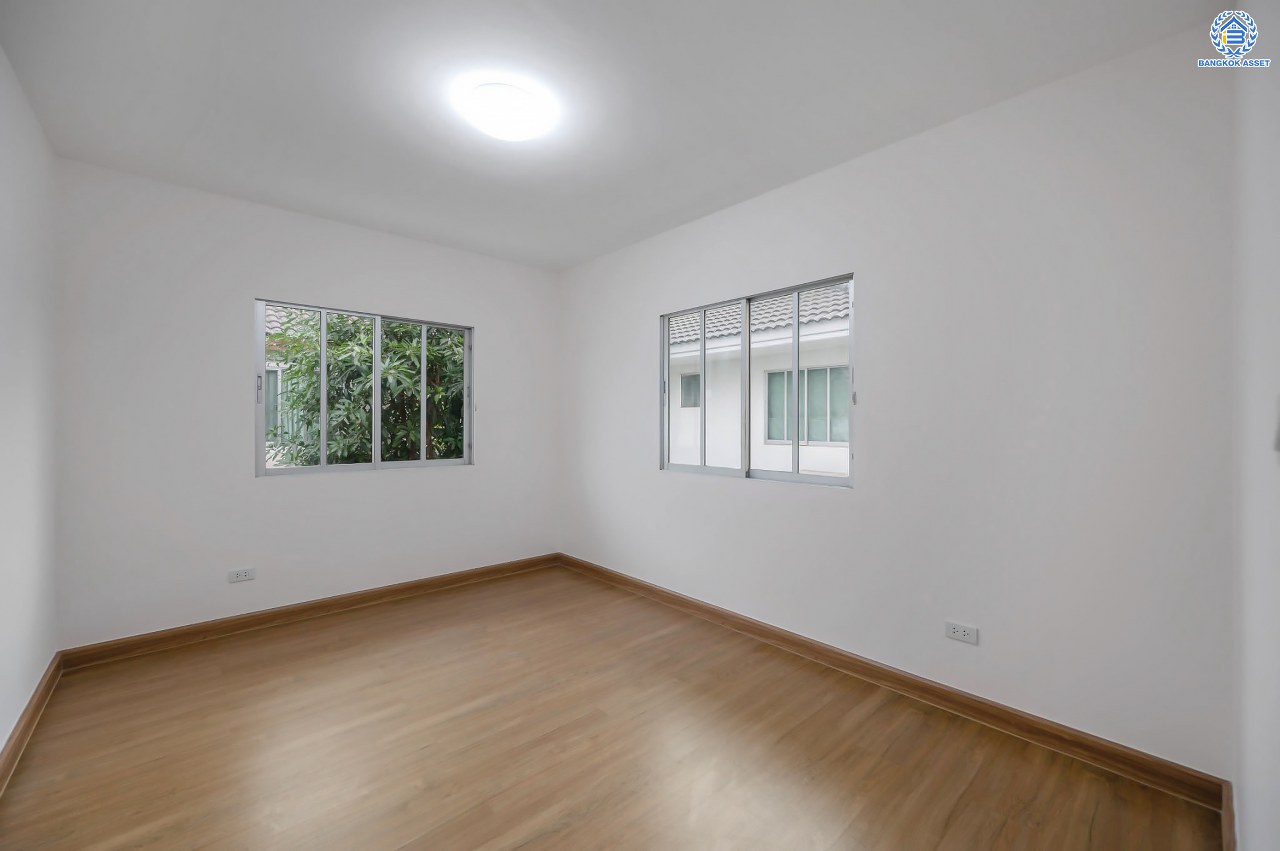 บ้านมือสองตกแต่งใหม่ โครงการ พฤกษ์ลดา พุทธสาคร จากแบรนด์ LH ตัวบ้านใกล้สวนสาธารณะ รองรับทุกความสุขบนเนื้อที่ 53.9 ตร.ว. ฟังก์ชัน 3 ห้องนอน 3 ห้องน้ำ จอดรถได้ 2 คัน เชื่อมต่อถนนเพชรเกษม, ถนนพุทธมณฑลสาย4, ถนนบรมราชชนนี ใกล้รถไฟฟ้าสายสีน้ำเงิน "สถานีหลักสอง" และ The Mall บางแค